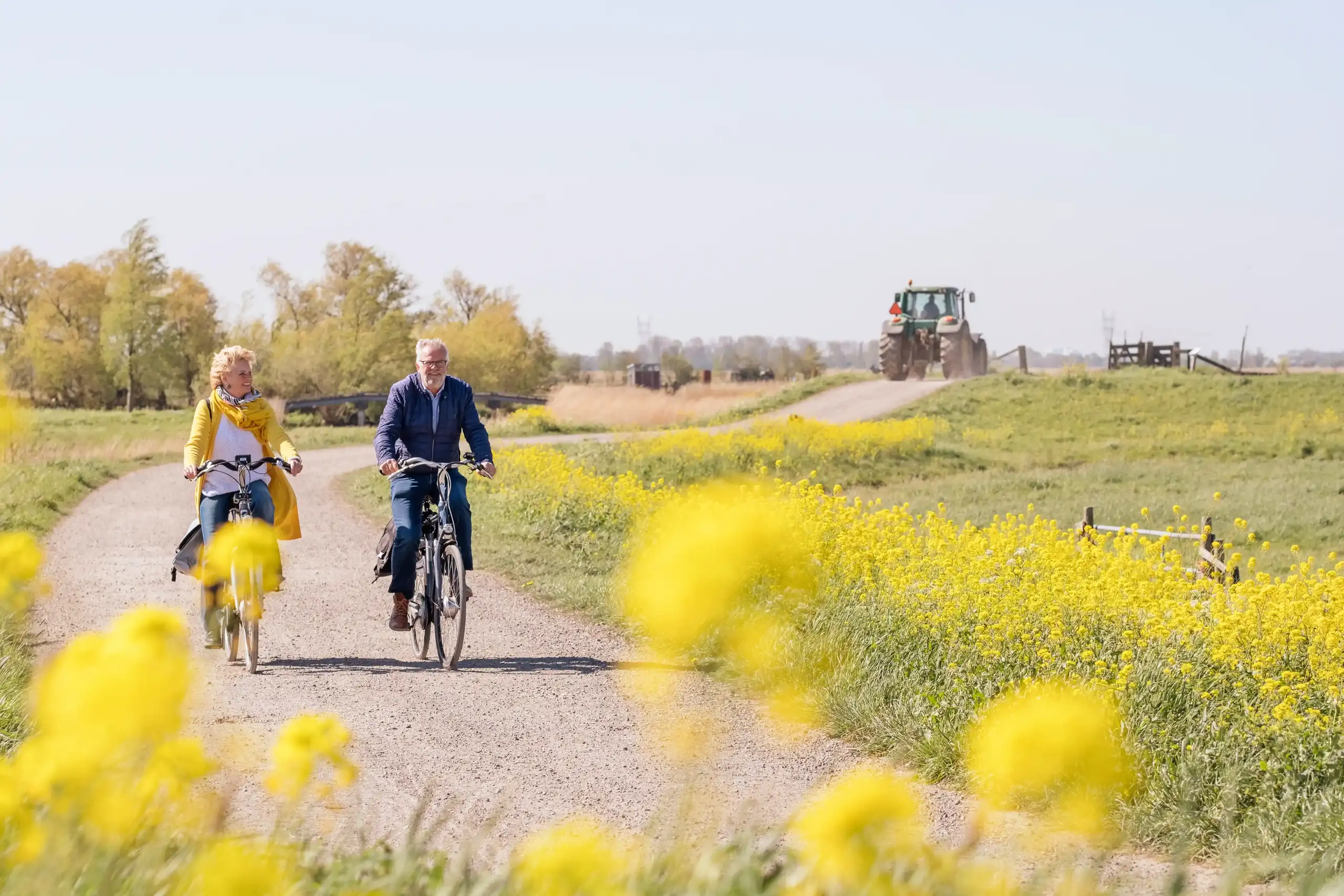 Man en vrouw op de fiets op een polderweggetje